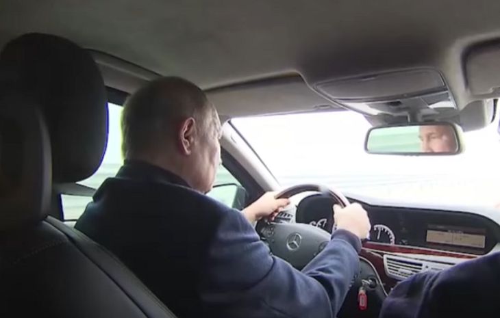 Путин проехал на машине по восстановленному участку Крымского моста Владимир Путин