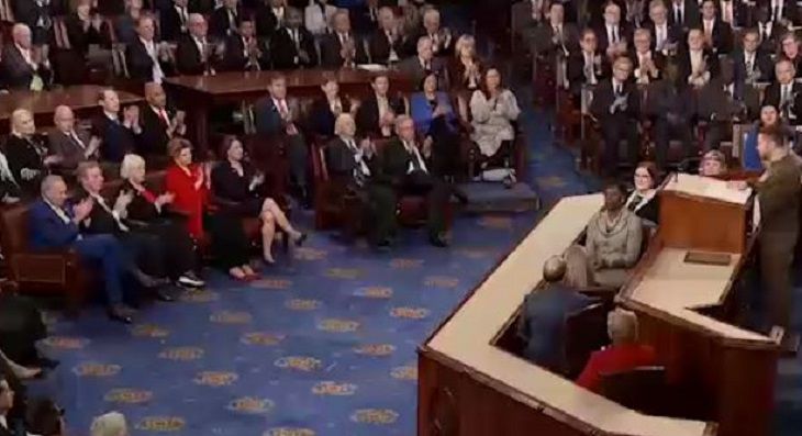 В США затормозили продвижение в сенате обещанной Зеленскому помощи – Bloomberg люди