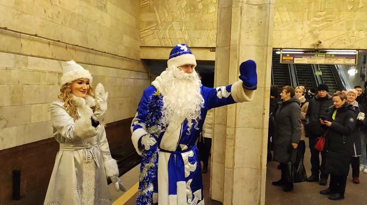 Ходили по станциям и поездам. В метро Минска заметили Деда Мороза со Снегурочкой люди