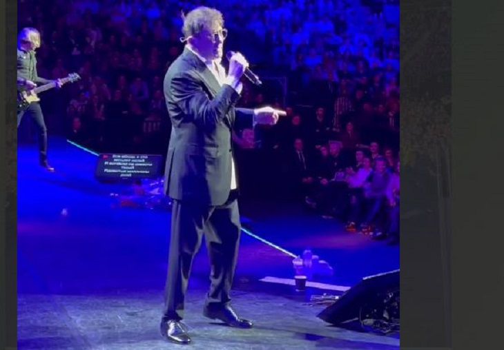 Лепс рассказал, почему на концерте в Санкт-Петербурге швырнул микрофон и ушел со сцены Лепс