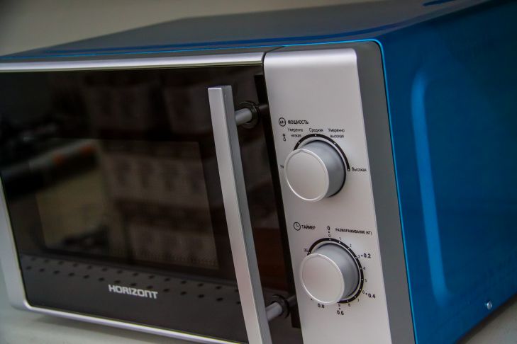 Как постирать кухонное полотенце в микроволновке: необычный и быстрый способ вернуть изделию чистоту микроволновка