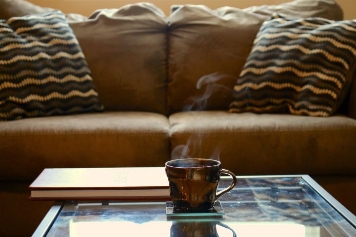 Правила ухода за стеклянным столом: мебель долго будет оставаться новой Чашка на столе