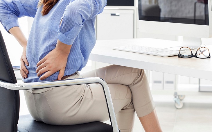 Теледоктор Мясников перечислил основные причины боли в пояснице Девушка