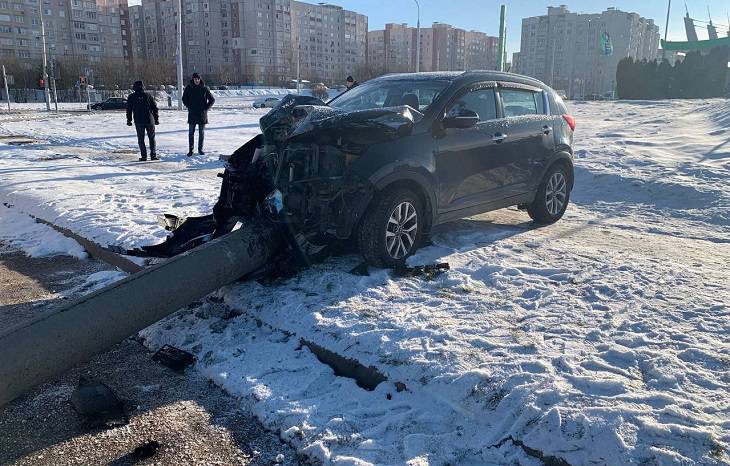 В Минске водитель потерял сознание за рулем и снес мачту освещения