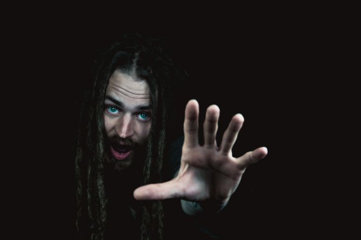 Как проявляется синдром самозванца: объяснил психолог мужчина