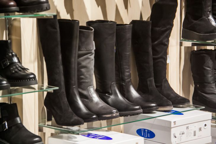 Черные замшевые ботинки покрылись белыми разводами? С этим средством обувь будет как новая Сапоги