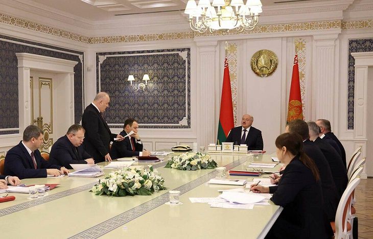 Лукашенко: Запад продолжит накачивать Беларусь санкциями