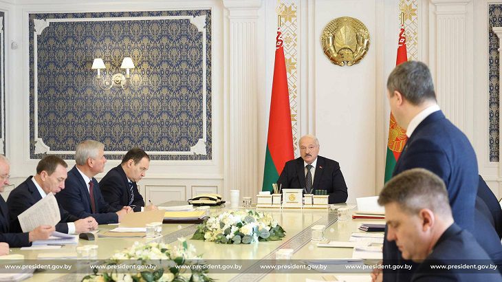 Плохо проработали. Лукашенко жестко раскритиковал правительство Лукашенко