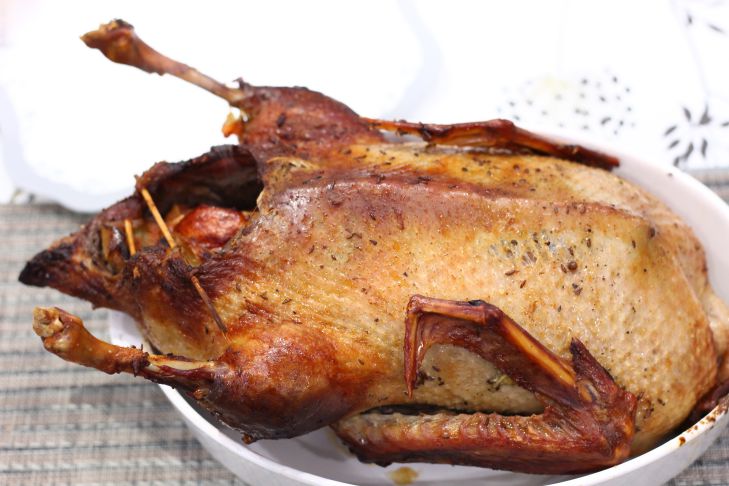 Чем смазать птицу, чтобы во время запекания на блюде появилась румяная корочка: 3 лучших варианта утка