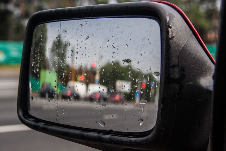 Как защитить боковые зеркала автомобиля от воды и грязи: 2 простых .
