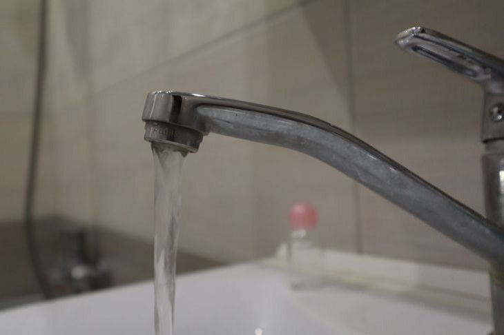 В смеситель можно будет смотреться, как в зеркало: этот продукт очистит сантехнику за несколько минут Кран