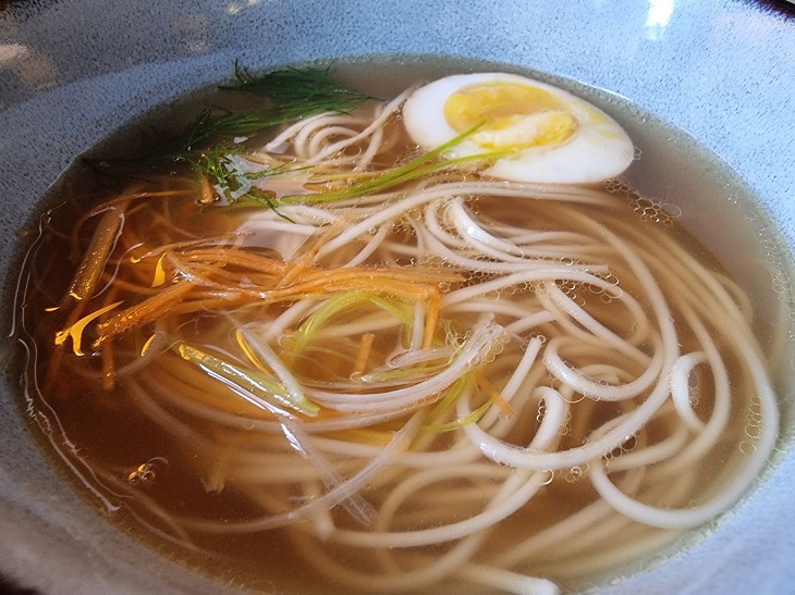 Куриный суп не превратится в кашу: эта кулинарная хитрость убережет лапшу от разваривания Суп