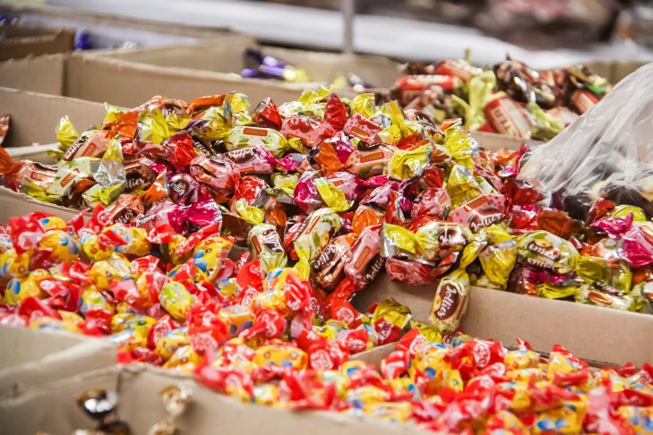 В Беларуси запретили продавать популярную карамель, соусы и цукаты