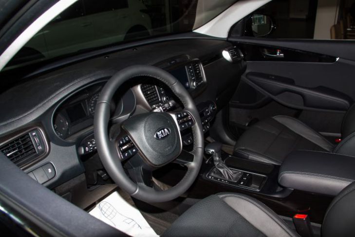 Как очистить тканевую обивку салона автомобиля: простые средства автомобиль
