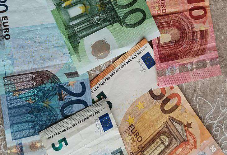 Домохозяйка из Испании отсудила у бывшего мужа деньги за 25 лет работы по дому
