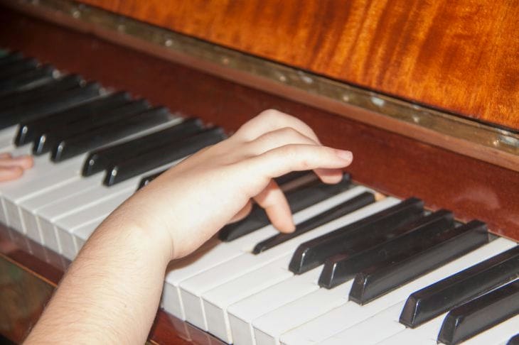 Рука над фортепиано