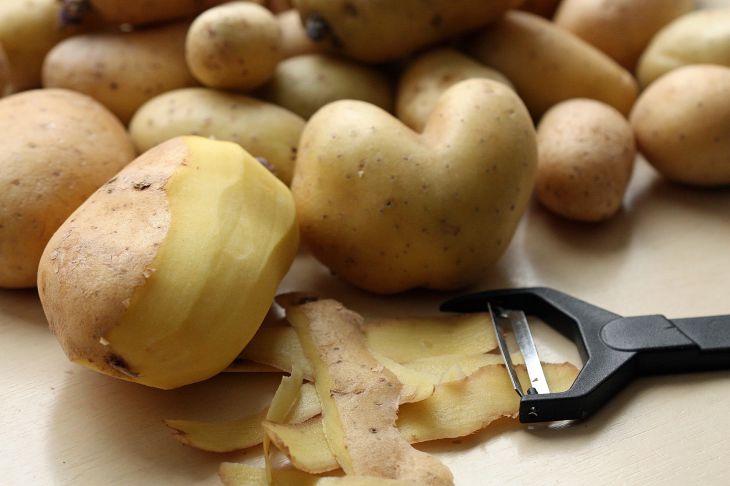 Картофель и овощечистка
