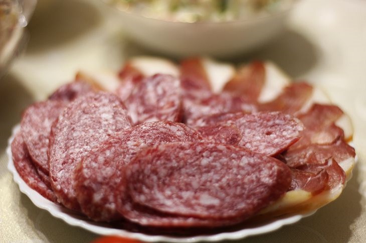 Какой продукт заставляет организм быстрее стареть Колбаса