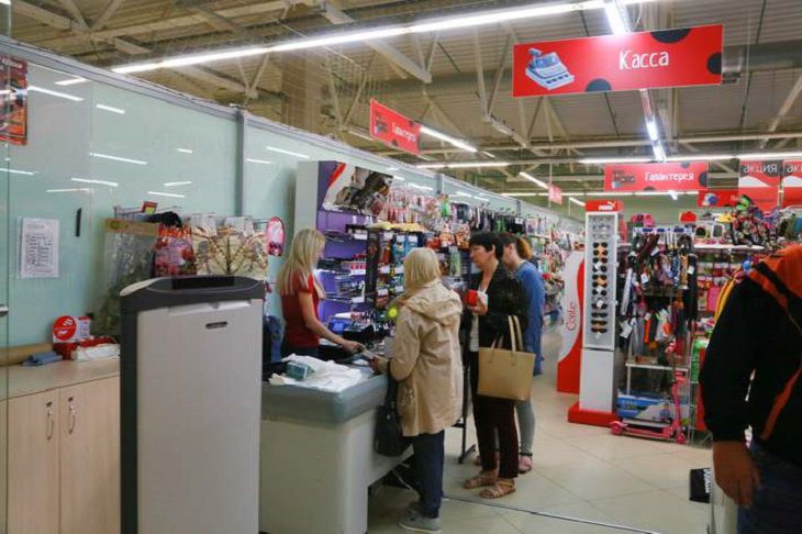 Магазины Минска предлагают скидки до 60% люди