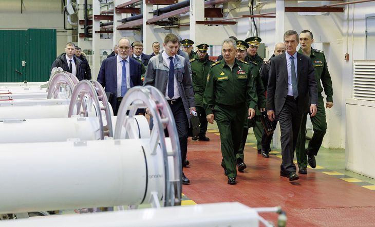 «Задача жесткая, но выполнимая». Шойгу поручил удвоить объемы производства высокоточных средств поражения Сергей Шойгу