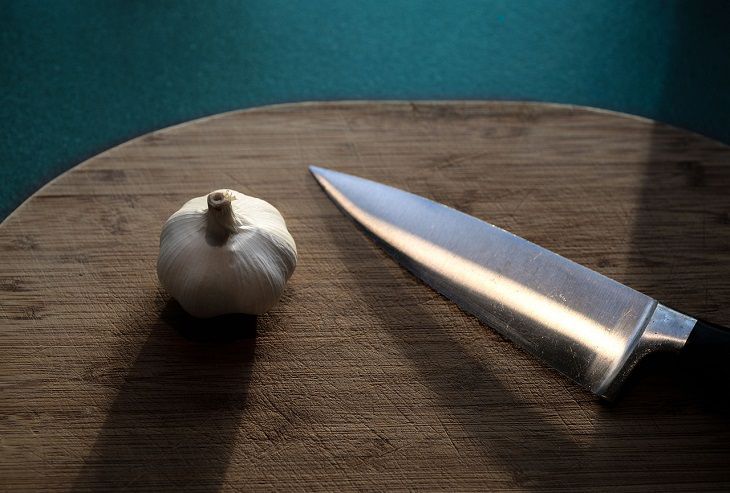 Нож на столе на ночь: примета и почему нельзя оставлять