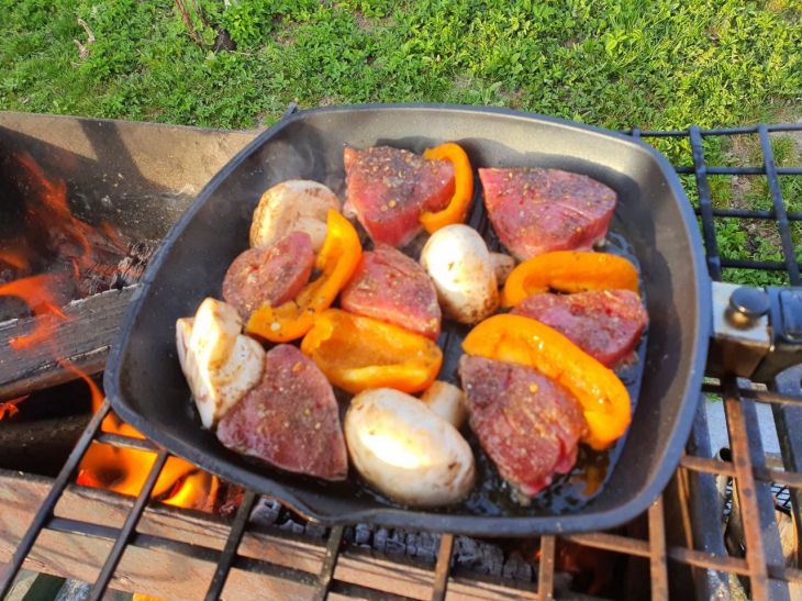 Что опытные кулинары всегда кладут на сковороду при жарке мяса: у блюда не появляется привкус гари еда