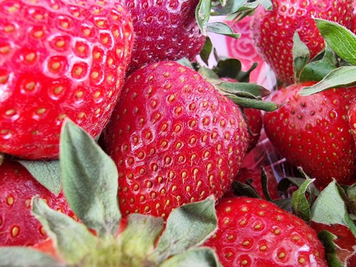 Как спасти урожай клубники с помощью пуговиц: интересный дачный трюк клубника