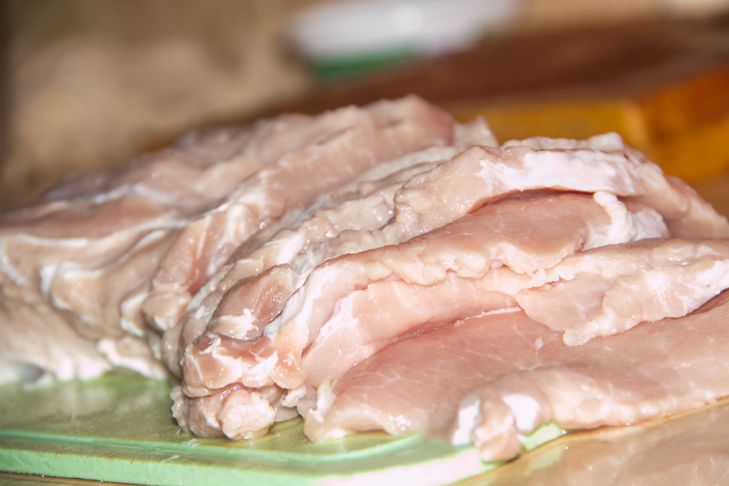 На какой поверхности нельзя отбивать мясо: блюдо выйдет слишком сухим мясо