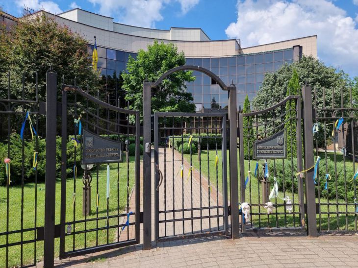 Украина отзывает посла в Беларуси здание