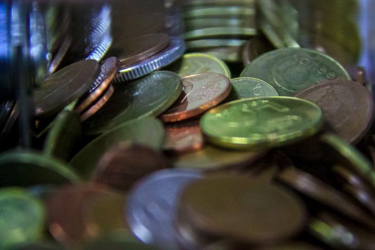 Зачем суеверные богачи кладут монеты на подоконник монеты