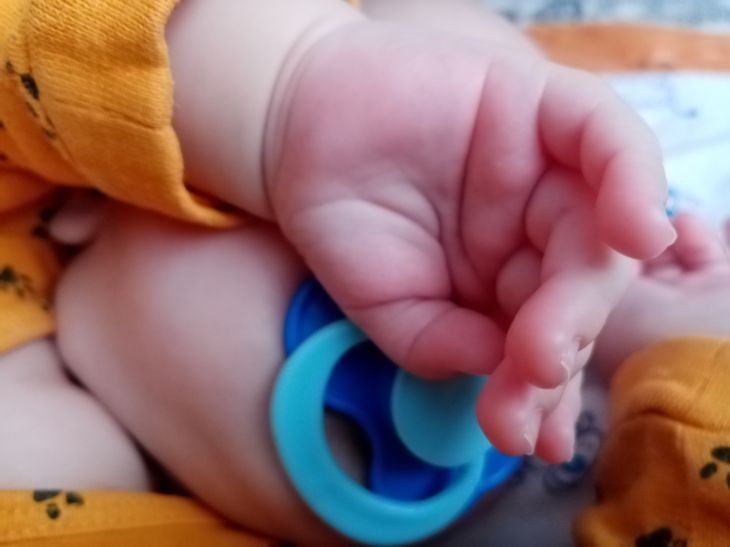 Младенец, руки