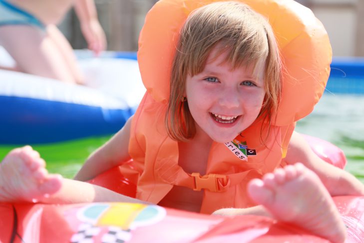 Почему ребенка стоит отправить в летний лагерь: специалисты назвали 3 аргумента ребенок