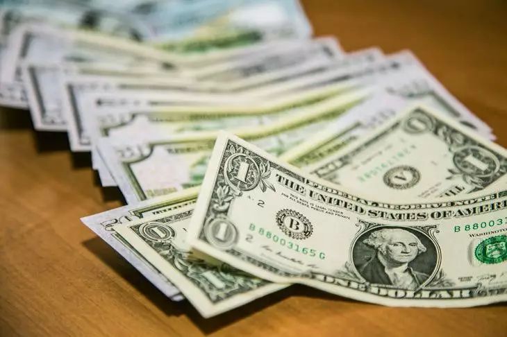 Экономист предположил, чем может закончиться существование доллара