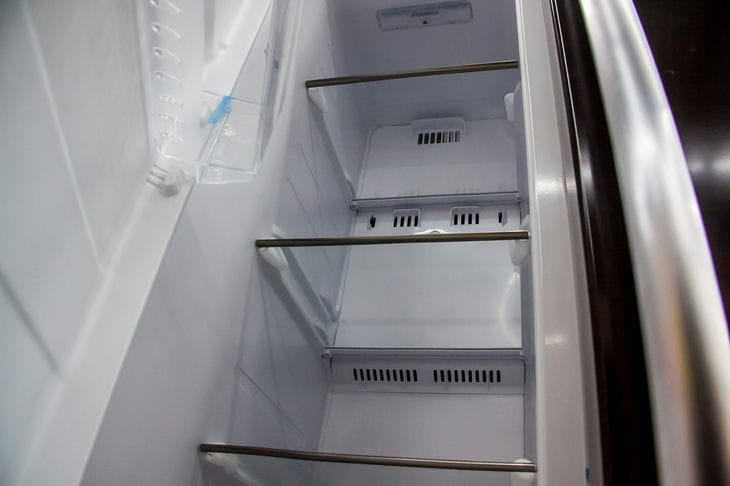 Что делать, если в холодильнике что-то протухло: простой способ избавиться от запаха