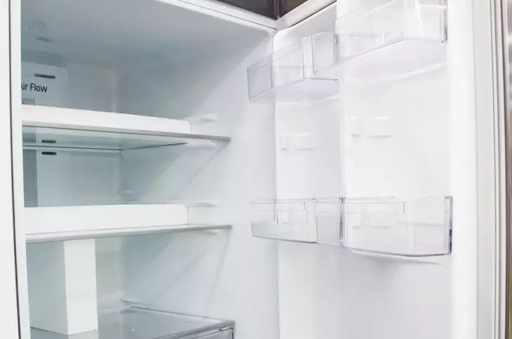 Как избавиться от запаха в холодильнике за минуты: практичный трюк