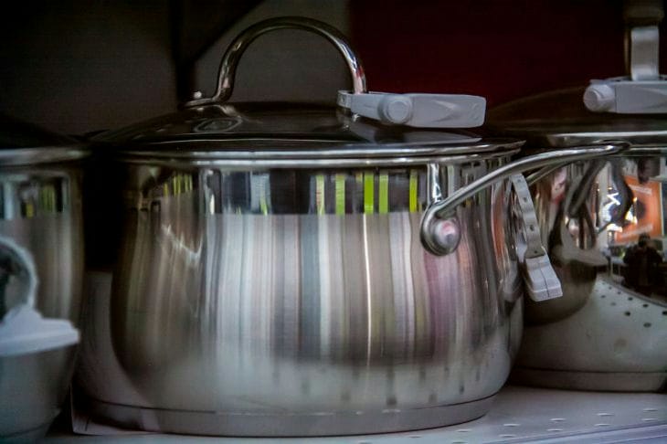 Посуда из нержавейки будет сиять, если вы воспользуетесь этим простым трюком: без химии и сложностей