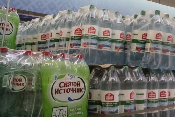 Кому нельзя пить минералку: медик назвал категории людей минералка