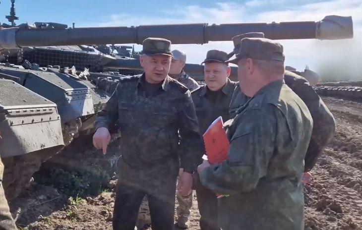Шойгу поставил задачу контролировать поставки вооружения группировкам в зоне СВО Сергей Шойгу