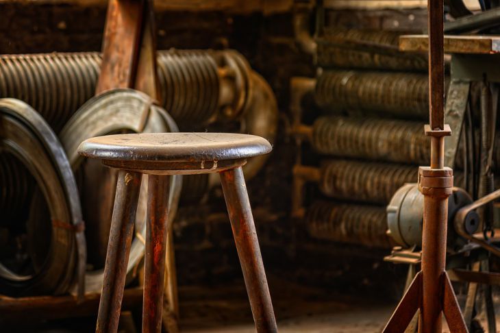 Какие предметы портят интерьер после ремонта: 7 устаревших и неуместных вещей Табурет
