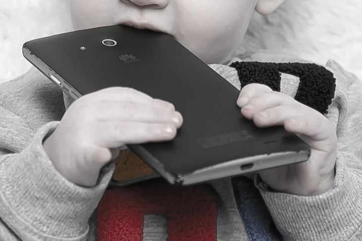 С какого возраста ребенку можно давать смартфон: оказывается, большинство родителей не знает