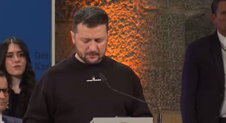 Зеленский уронил врученную ему награду и обвинил в этом русских Зеленский