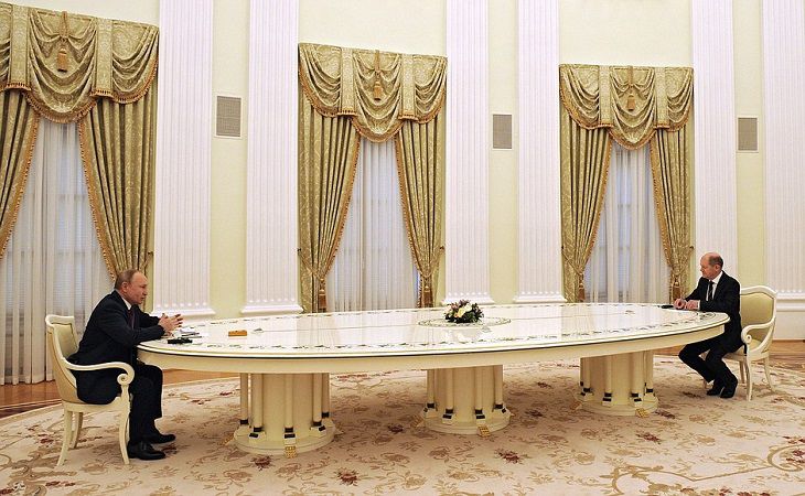 В Кремле прокомментировали предложение Шольца о телефонном разговоре с Путиным