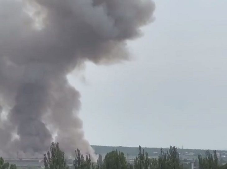 Луганск сотрясли взрывы, над городом – черный дым дым