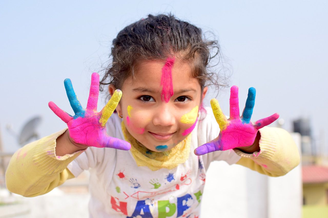 How to get rid of wall paint stains: Tips that work girl paint
