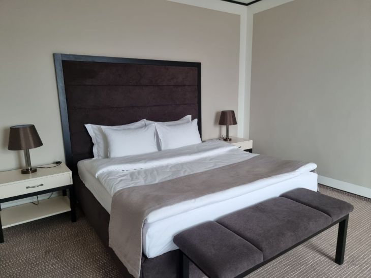 Зачем класть монетку под подушку: возможные результаты этого действия кровать