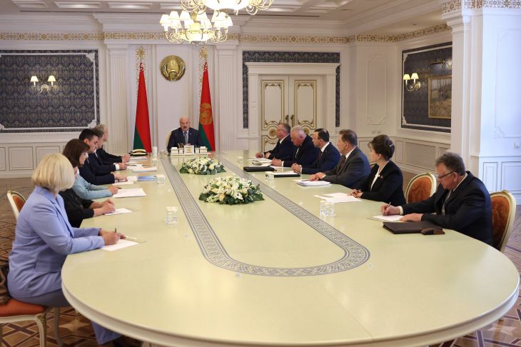 Лукашенко потребовал железобетонно определиться с системой поступления в 2024 году