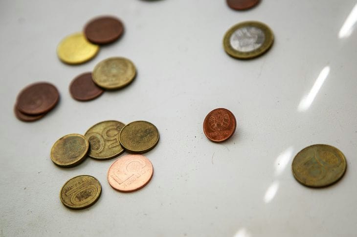 Как сэкономить деньги: 5 бытовых привычек, от которых нужно избавиться Монеты