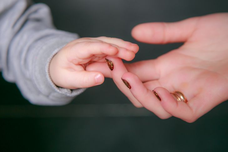 «Правило 15 минут»: простой способ, который поможет укрепить доверие ребенка к родителям руки