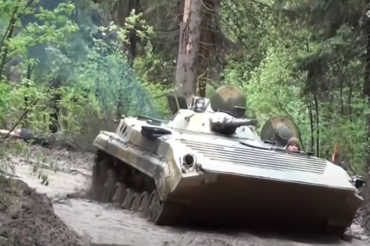 Экипажи двух украинских БМП сдались в плен под Авдеевкой: названа причина Военная техника