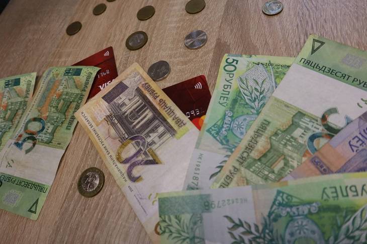 Названа средняя зарплата в Беларуси в мае